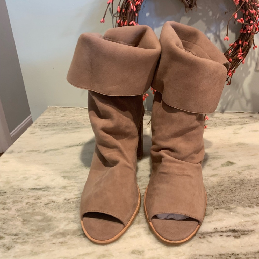 42 gold (Chinese Laundry) peep toe boots, size 9
